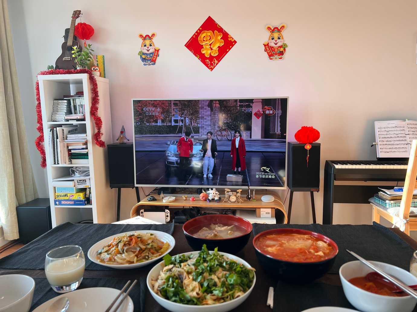 We were eating while watching the CCTV Spring Festival Gala